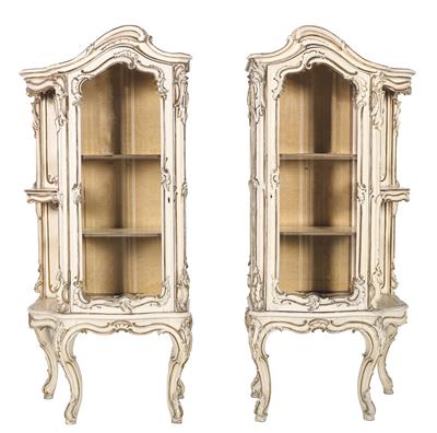 Pair of Neo-Rococo salon vitrines, - Nábytek, koberce