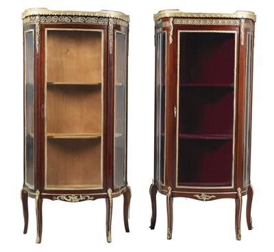 Zwei leicht variierende Salonvitrinen, - Möbel und dekorative Kunst