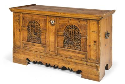 Tyrolean rustic coffer, - Rustikální nábytek