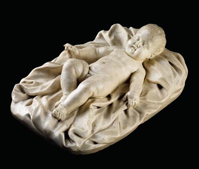 A marble sculpture of a recumbent child, - Kolekce Reinhold Hofstätter