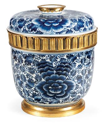 A blue and white cachepot with cover, China, Kangxi Period (1662-1722) - Kolekce Reinhold Hofstätter