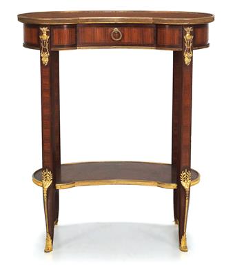 Small elegant kidney-shaped table, - Nábytek