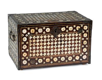 Small oriental casket, - Mobili e arti decorative