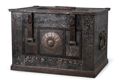 Large iron coffer, - Mobili e arti decorative