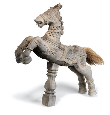 A carved temple horse, - Majetek aristokratického původu a předměty důležitých proveniencí