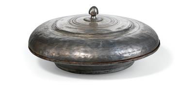 A large covered tureen, - Majetek aristokratického původu a předměty důležitých proveniencí