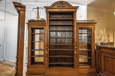 A historicist pharmacy display case with annexed work counter on the back, - Majetek aristokratického původu a předměty důležitých proveniencí