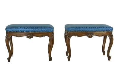 A pair of large stools, - Majetek aristokratického původu a předměty důležitých proveniencí