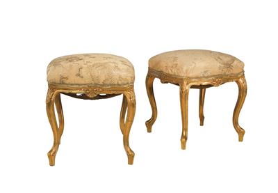 A pair of stools in Louis XV style, - Majetek aristokratického původu a předměty důležitých proveniencí