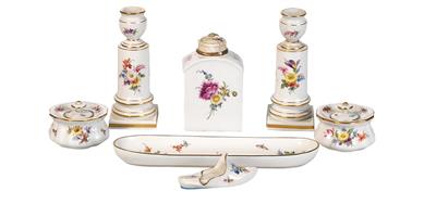 A pair of candle sticks, 2 inkwells, 1 pen-tray, 1 tea box, 1 shoe - Majetek aristokratického původu a předměty důležitých proveniencí