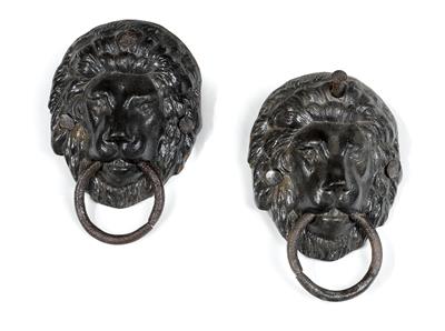 Two door knockers in the form of lion heads, - Di provenienza aristocratica