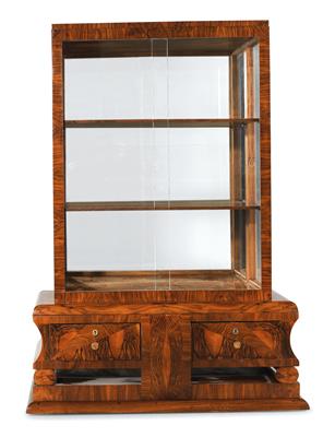 An Art Deco display cabinet, - Mobili e arti decorative
