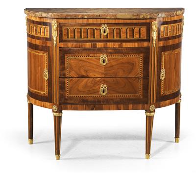A chest of drawers, - Mobili e arti decorative