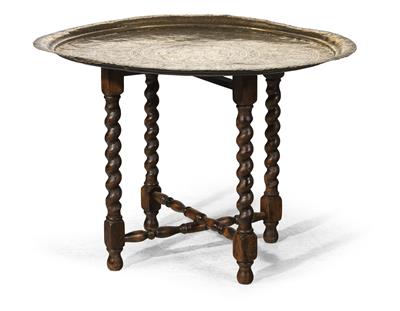 A round table - Mobili e arti decorative