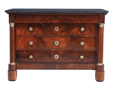 A Chest of Drawers, - Mobili e arti decorative