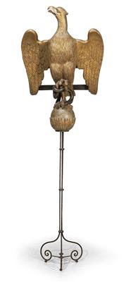 Vollplastisch geschnitzter Adler auf Schlange mit Kugel, - Möbel und dekorative Kunst