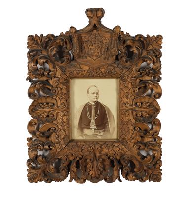 A Carved Frame with a Portrait of the Bishop of Olomouc, Josef Freisler, - Majetek aristokratického původu a předměty důležitých proveniencí