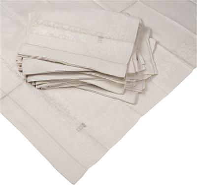 12 Linen Damask Towels, - Di provenienza aristocratica