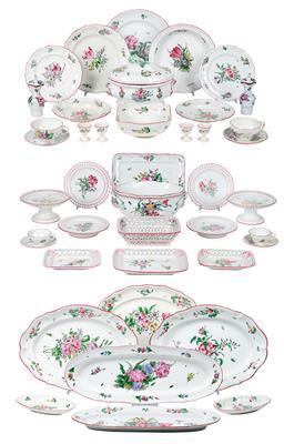 Elements of a Service: 24 dinner plates diameter 24 cm, - Di provenienza aristocratica