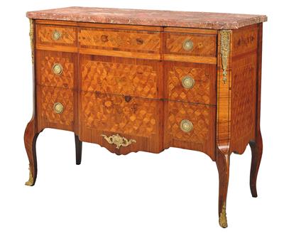 A French Chest of Drawers, - Asie, starožitnosti a nábytek - Část 2