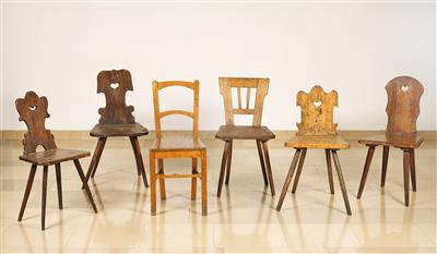 Serie von 6 unterschiedlichen bäuerlichen Stühlen, - Bauern- und Landhausmöbel