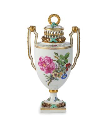 A Potpourri Covered Vase, Meissen, Early 19th Century, - Majetek aristokratického původu a předměty důležitých proveniencí