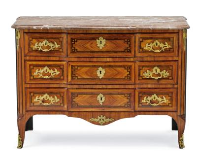 A French Salon Chest of Drawers, - Nábytek