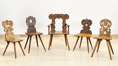 Serie von 4 unterschiedlichen bäuerlichen Brettstühlen und 1 Armlehn-Brettstuhl, - Bauernmöbel