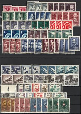 ** - Lagerbestand Österr. ab 1945 u.a. 1S Rot aus Trachten II (3), - Briefmarken und Ansichtskarten