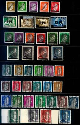 ** - Sammlung Österr. 1945/1990 u.a. mit - Briefmarken und Ansichtskarten