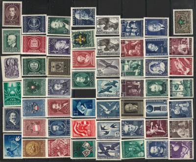 */** - Partie Dubl. 1945/1990,ältere Ausgaben meist mit Falzresten, - Briefmarken und Ansichtskarten
