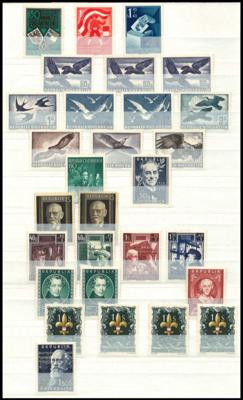 **/* - Lagerbestand Österr. 1945/2001, - Briefmarken und Ansichtskarten