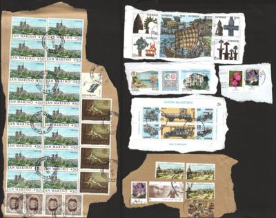 Briefstück - 1 Schachtel mit meist ungewaschener Massenware alle Welt, - Stamps and postcards