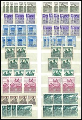 ** - Partie Österr. ab 1945 u.a. tls. in Einheiten, - Briefmarken und Ansichtskarten