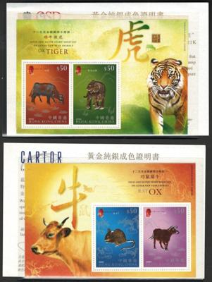 **/Poststück - Hongkong reichhaltige Partie Neuheiten 1997/2010 Souvenir-Folder, - Briefmarken und Ansichtskarten