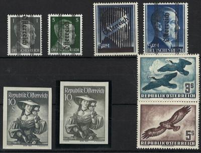 ** - Sammlung Österr. 1945/82 u.a. mit - Briefmarken und Ansichtskarten