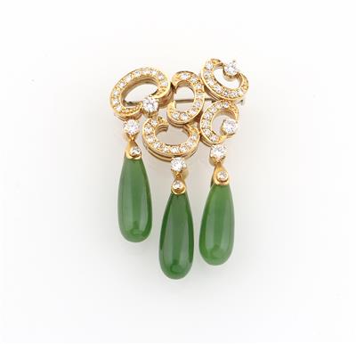 Diamantbrosche mit Schmucksteinen aus der Jadegruppe (tlw. behandelt) - Exquisite jewellery