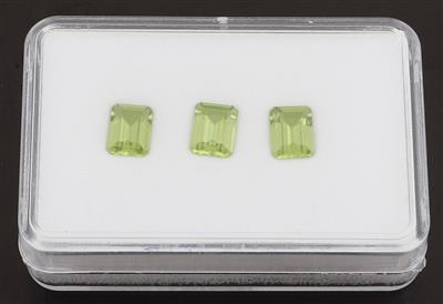 3 lose Peridote zus. 4,90 ct - Exklusive Diamanten und Farbsteine