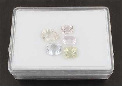 4 lose Spodumen zus.27,60 ct, ein Bergkristall 7,18 ct - Exklusive Farbsteine