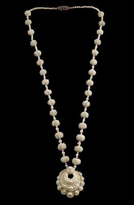A necklace of small pearls - Jewellery