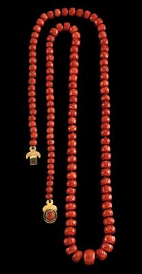 A coral necklace - Jewellery