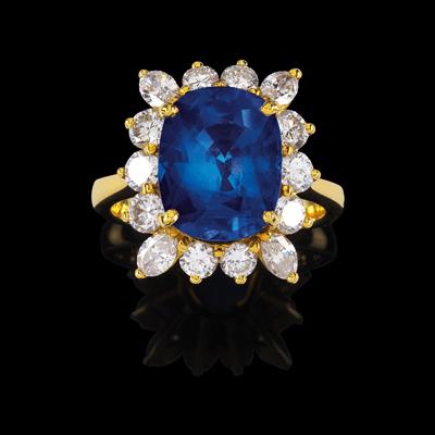A diamond and sapphire ring - Klenoty