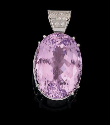 A kunzite pendant c. 90 ct - Jewellery