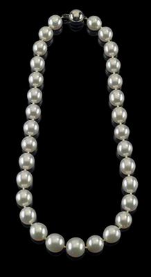 A necklace of South Sea cultured pearls - Jewellery