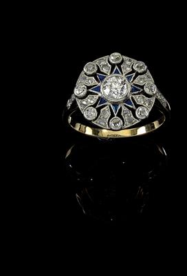 A diamond and sapphire ring - Jewellery