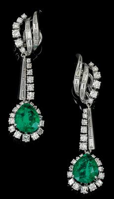 A pair of diamond and emerald ear pendants - Klenoty