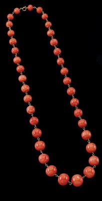 A coral necklace - Klenoty