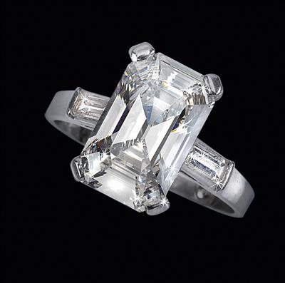 A diamond ring, total weight c. 5 ct - Gioielli
