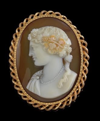 A layered stone cameo brooch - Klenoty