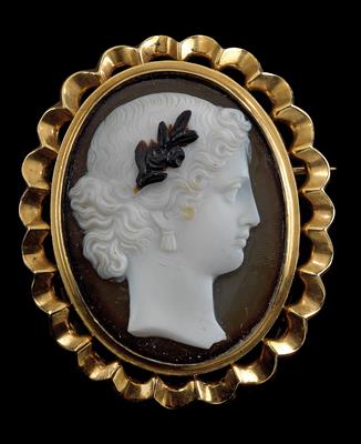 A layered stone cameo brooch - Gioielli